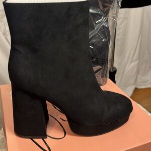 NWT NIB Wild Pair Platform Boots faux suede model CoraAF black size 10